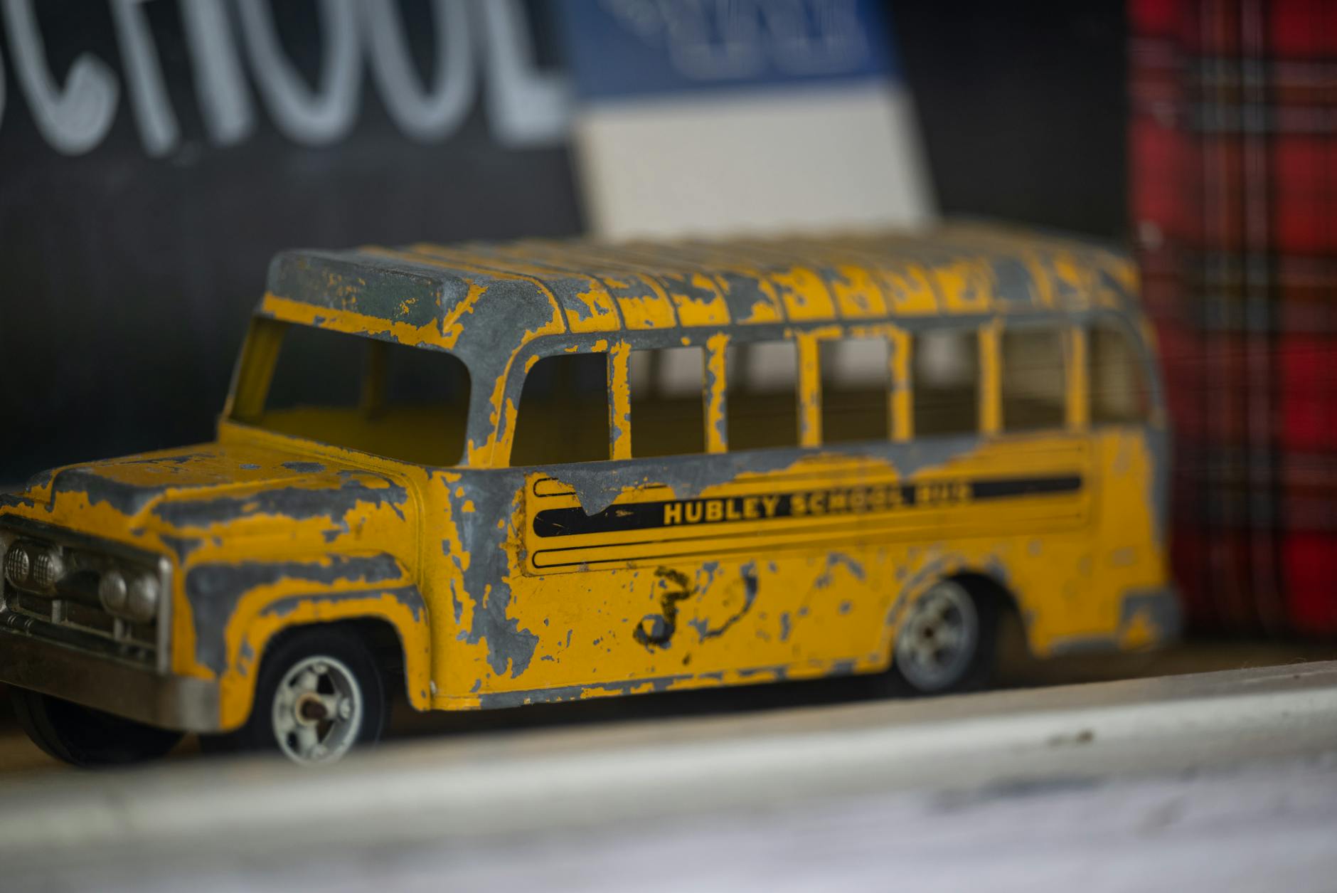 Zbliżenie na żółty, postarzały model szkolnego autobusu