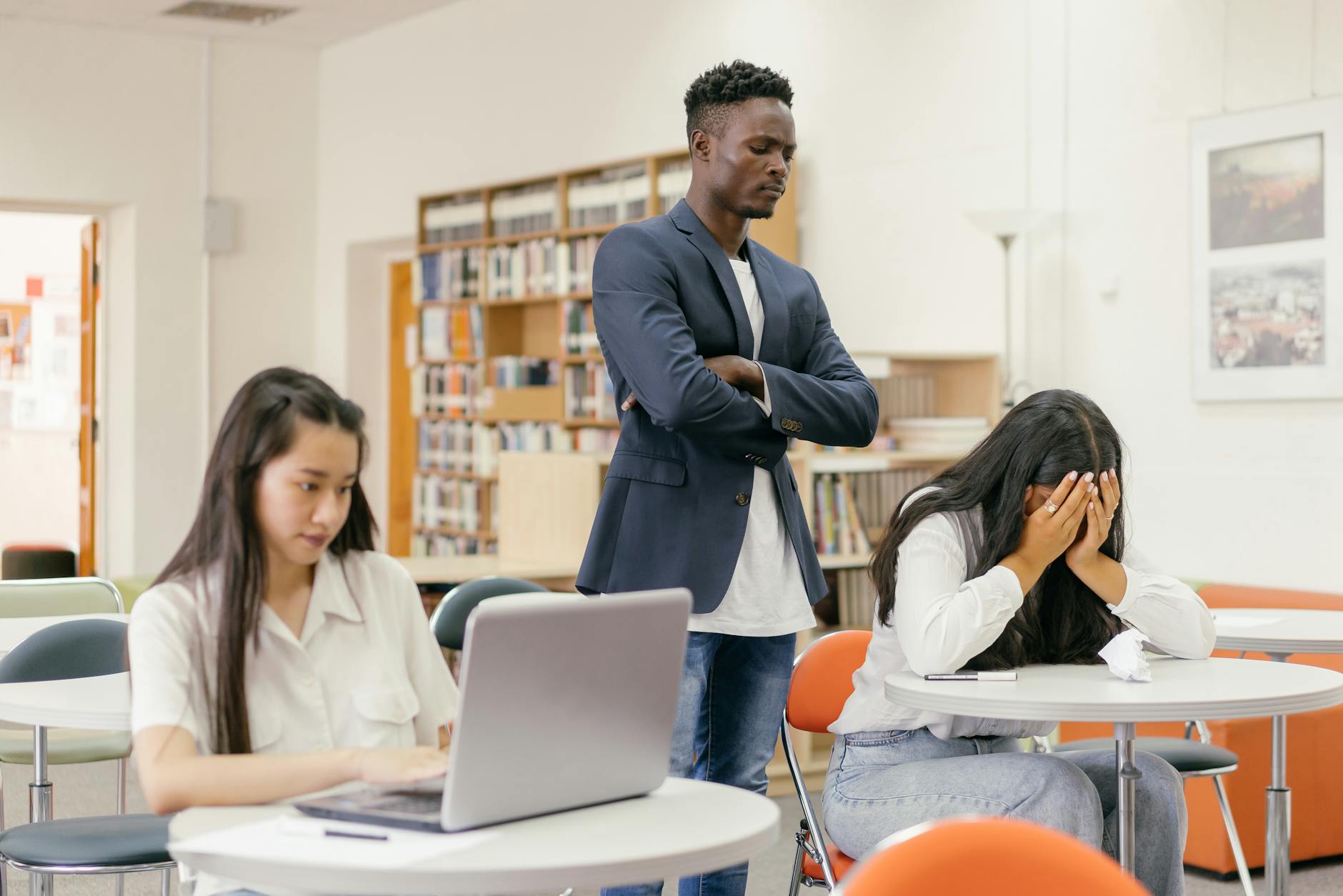 Nauczyciel prowadzi spokojną dyskusję o klimacie z różnorodną klasą