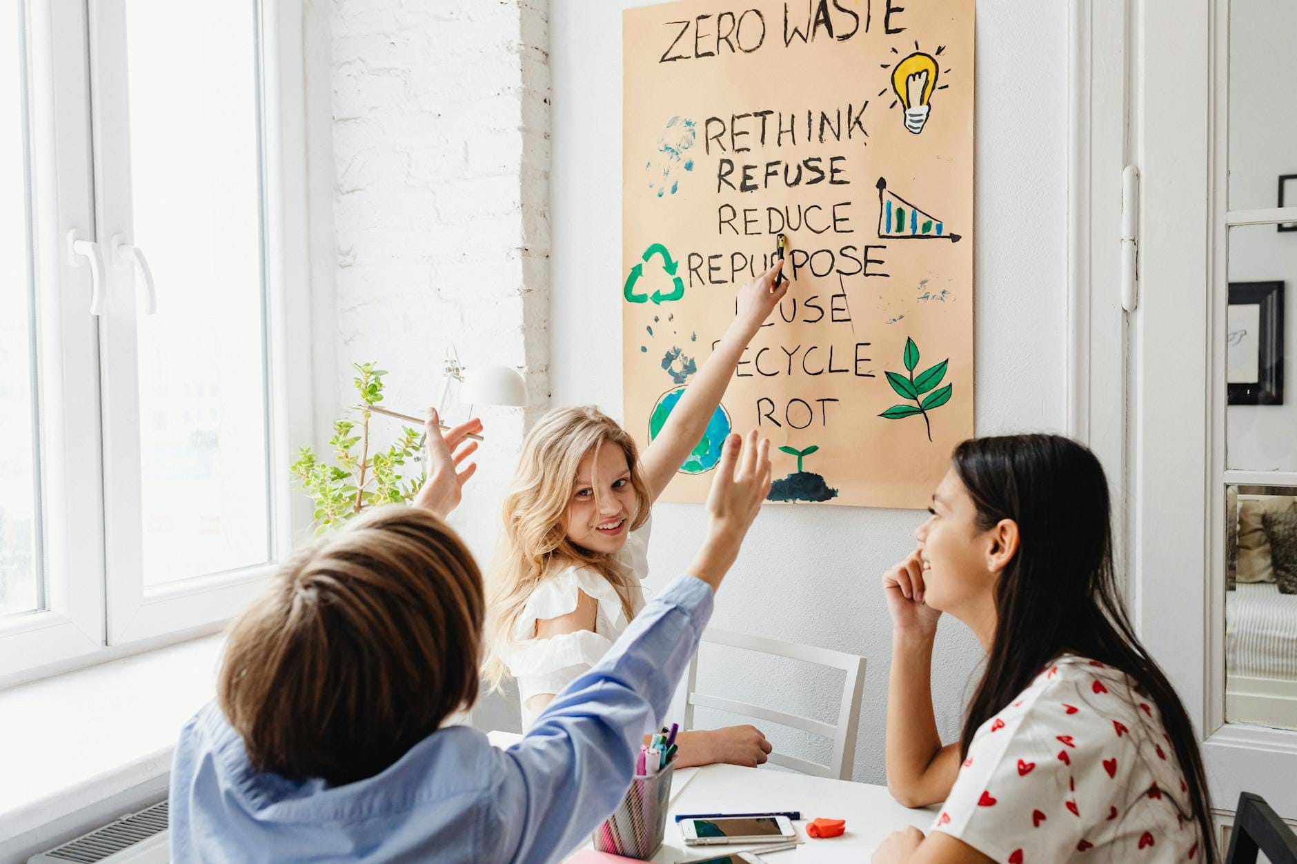 Uczniowie omawiają szkolny projekt zero waste w jasnej sali