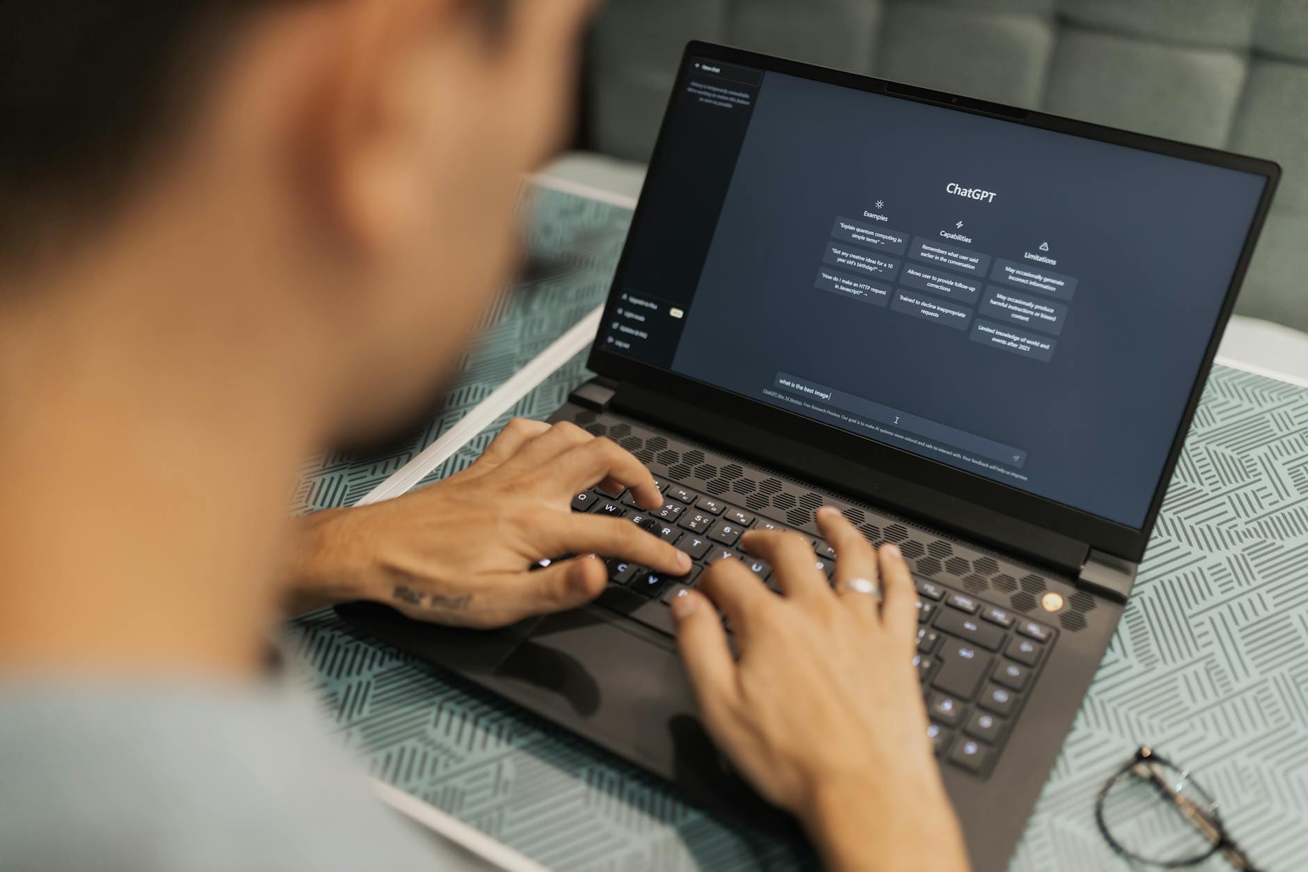Osoba pracuje przy laptopie z uruchomionym oprogramowaniem AI