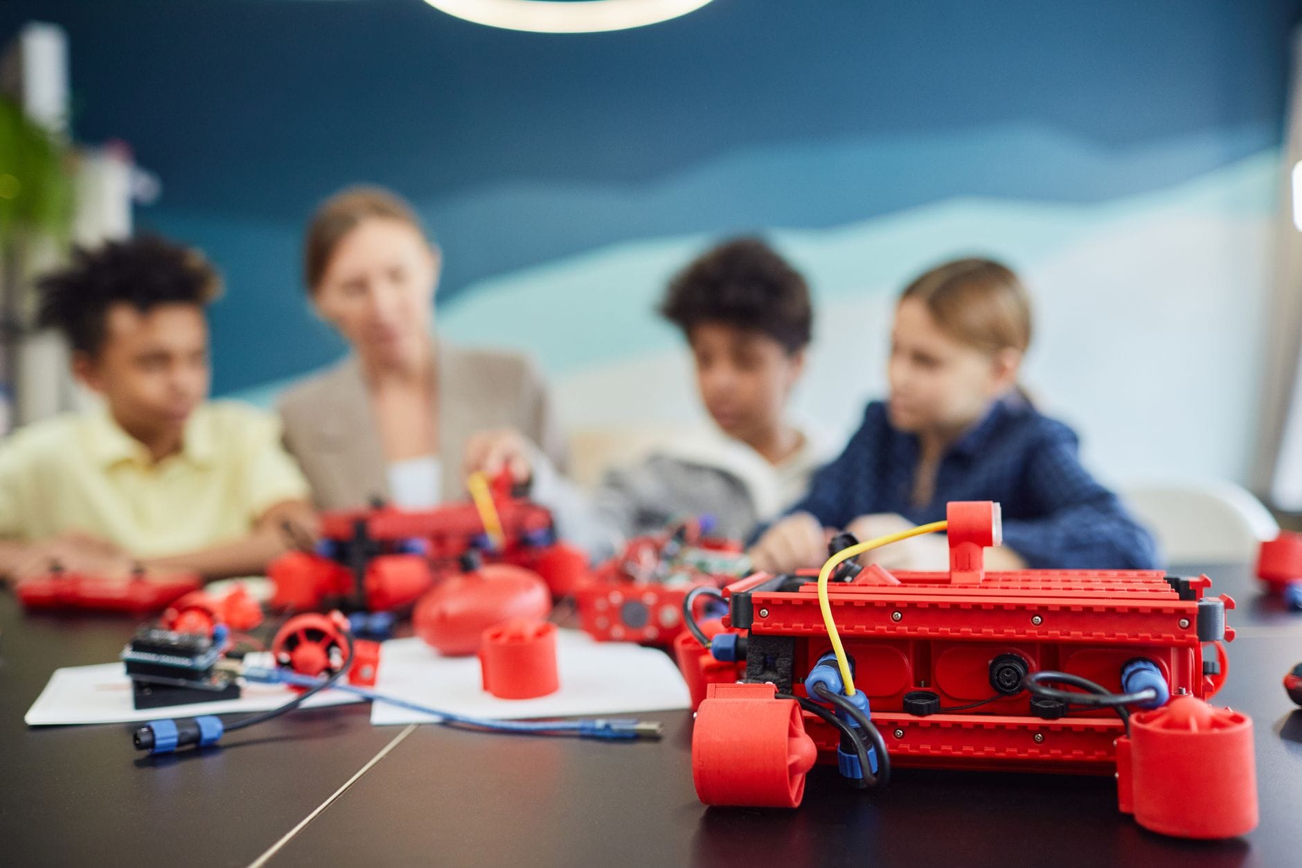 Dzieci pracujące nad projektem robotycznym podczas zajęć STEM