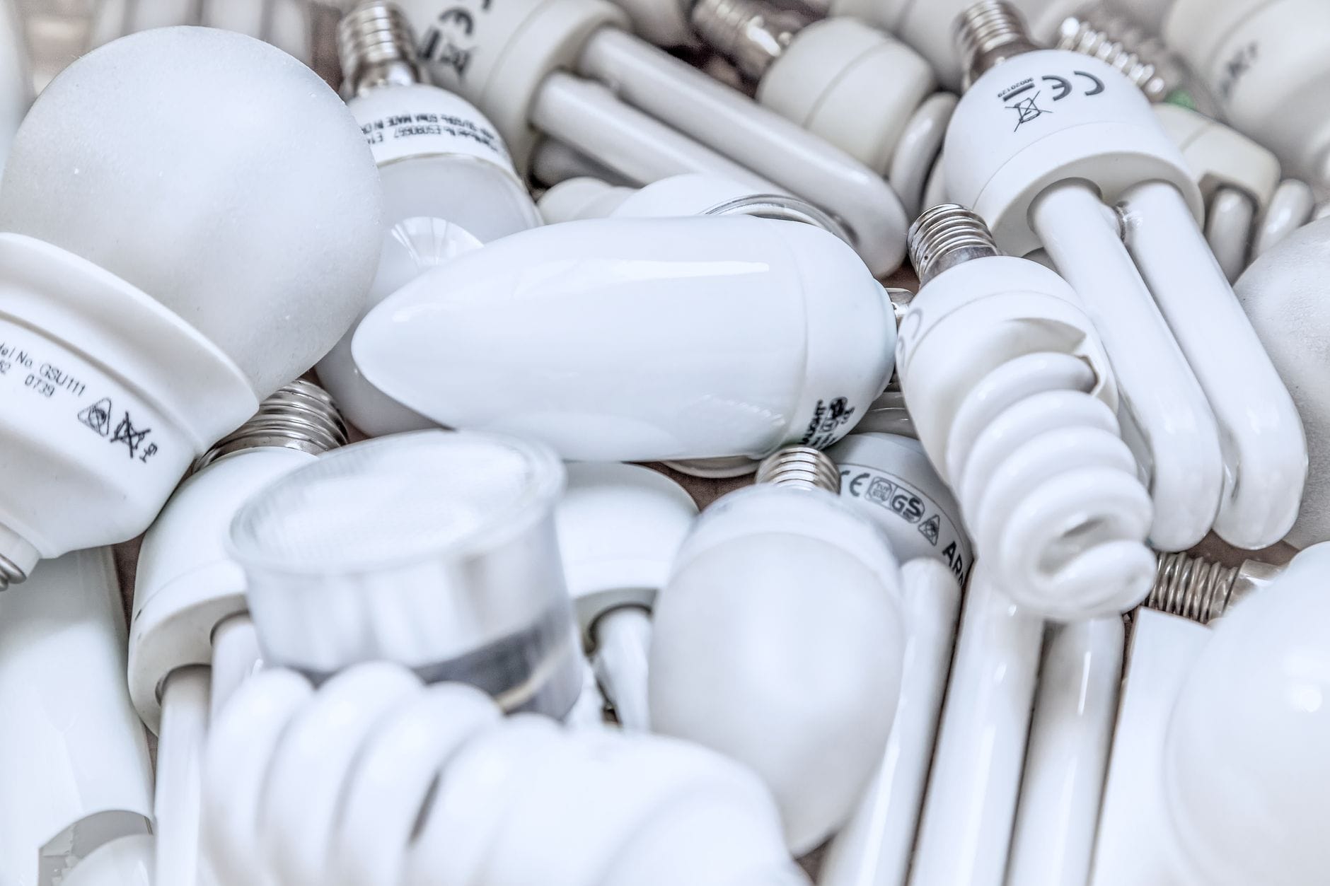 Stos różnych energooszczędnych żarówek LED o wielu kształtach Stos różnych energooszczędnych żarówek LED o wielu kształtach