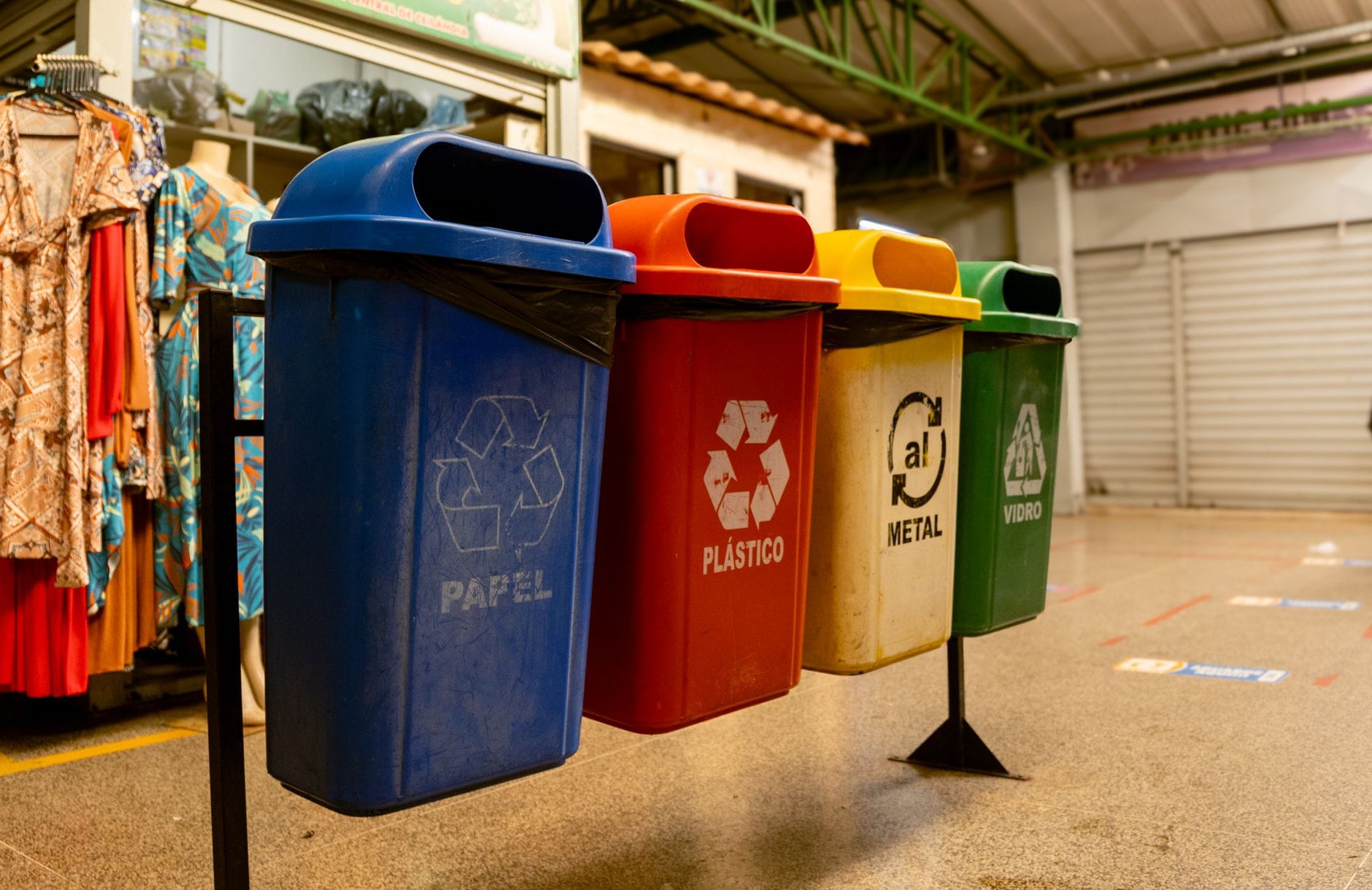 Cztery pojemniki do segregacji papieru, plastiku, metalu i szkła w klasie