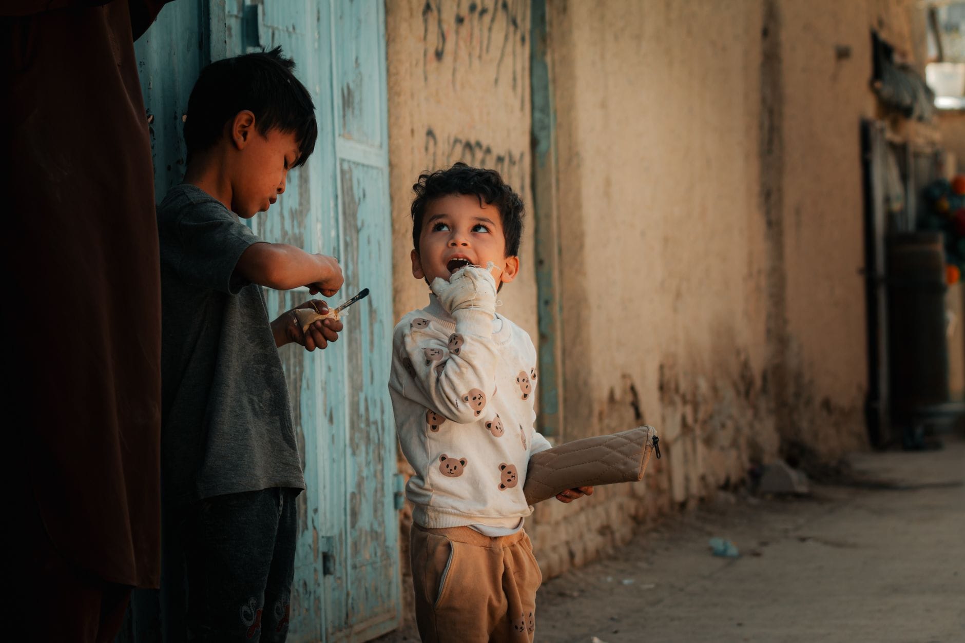 Dwóch chłopców rozmawia na miejskiej ulicy podczas spaceru edukacyjnego