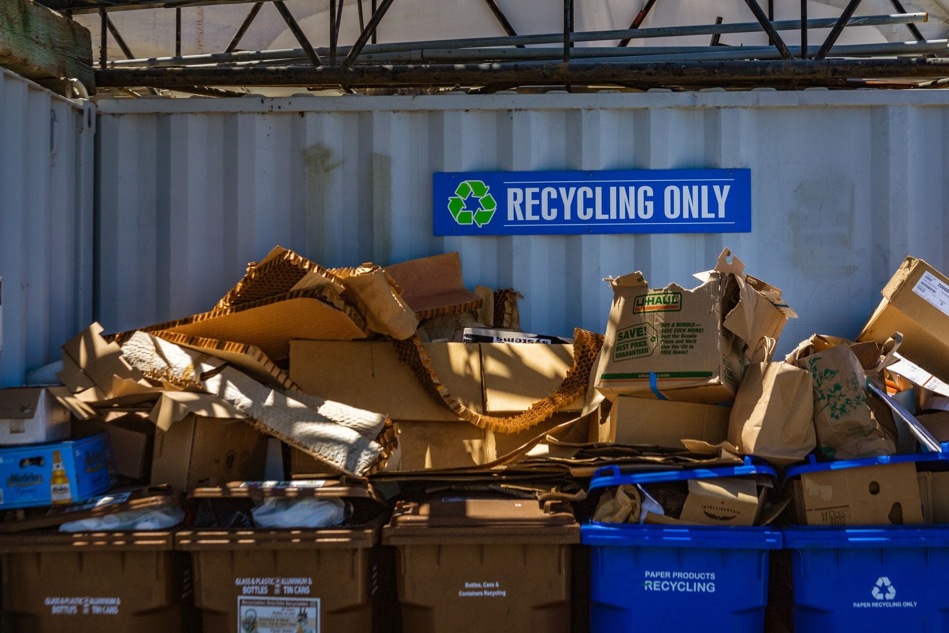Strefa recyklingu z kartonami i papierem do segregacji