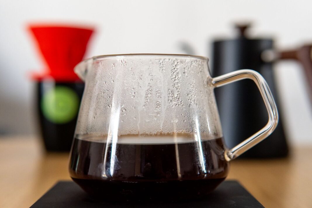 Karafka ze świeżo parzoną kawą filtrowaną metodą V60 Karafka ze świeżo parzoną kawą filtrowaną metodą V60