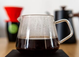 Kranówka czy woda z filtra dzbankowego: co wybrać dla zdrowia i środowiska? Karafka ze świeżo parzoną kawą filtrowaną metodą V60